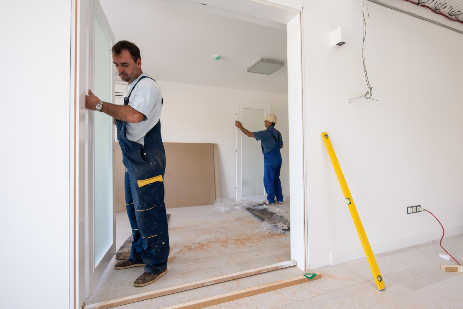 Travaux de rénovation intérieure - pose de porte et finitions