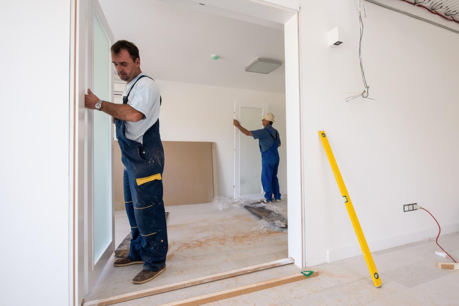 Travaux de rénovation intérieure - pose de porte et finitions