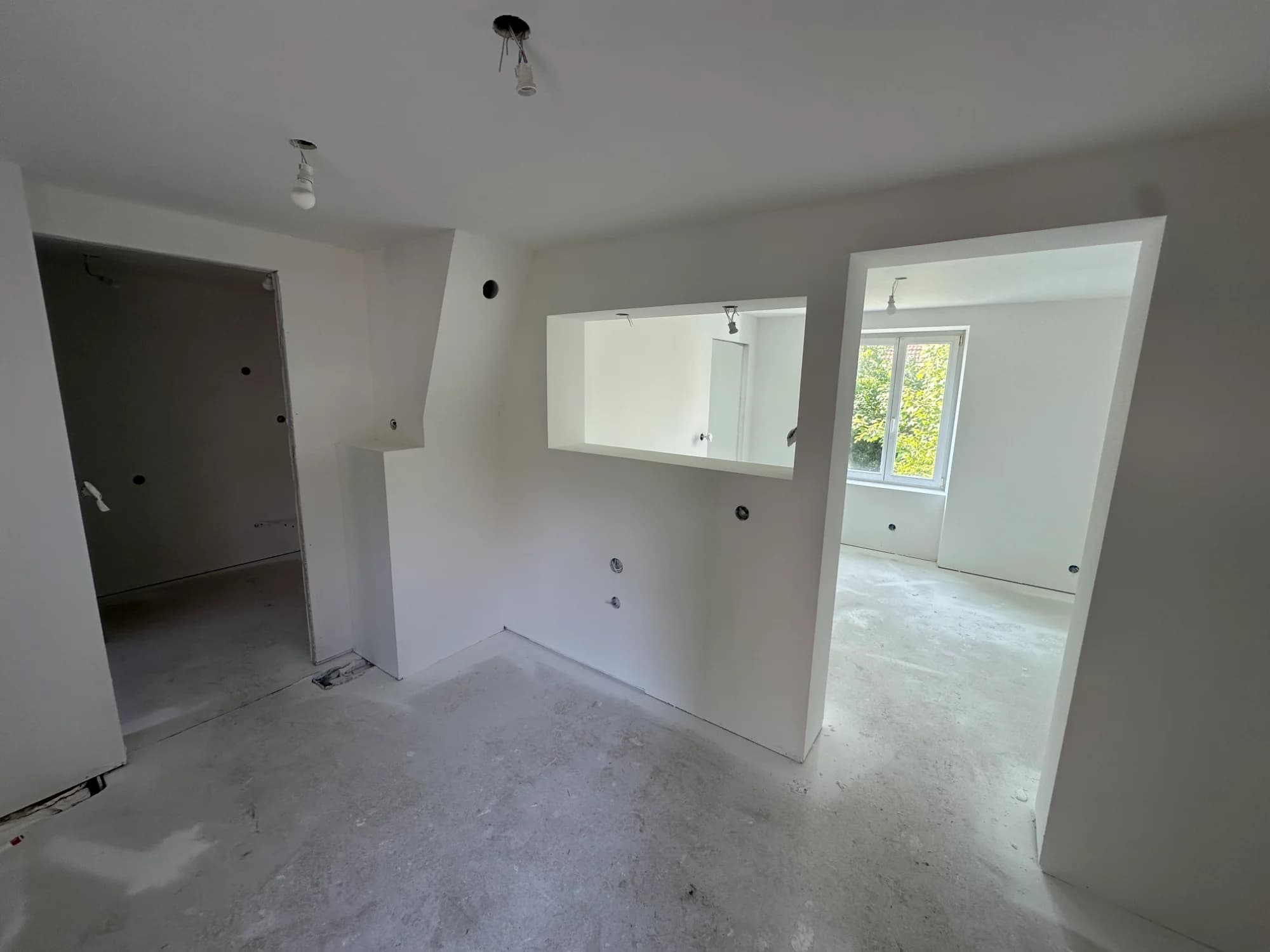 Pièce ouverte et réseaux visibles pendant le chantier de l’immeuble Jérôme à Beaucourt