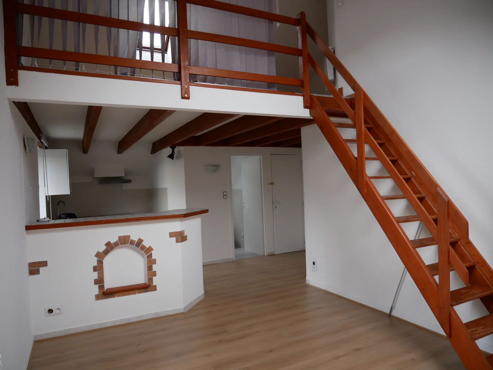 Séjour du T2 Lucas de 38 m² à Seloncourt avec cuisine ouverte et mezzanine