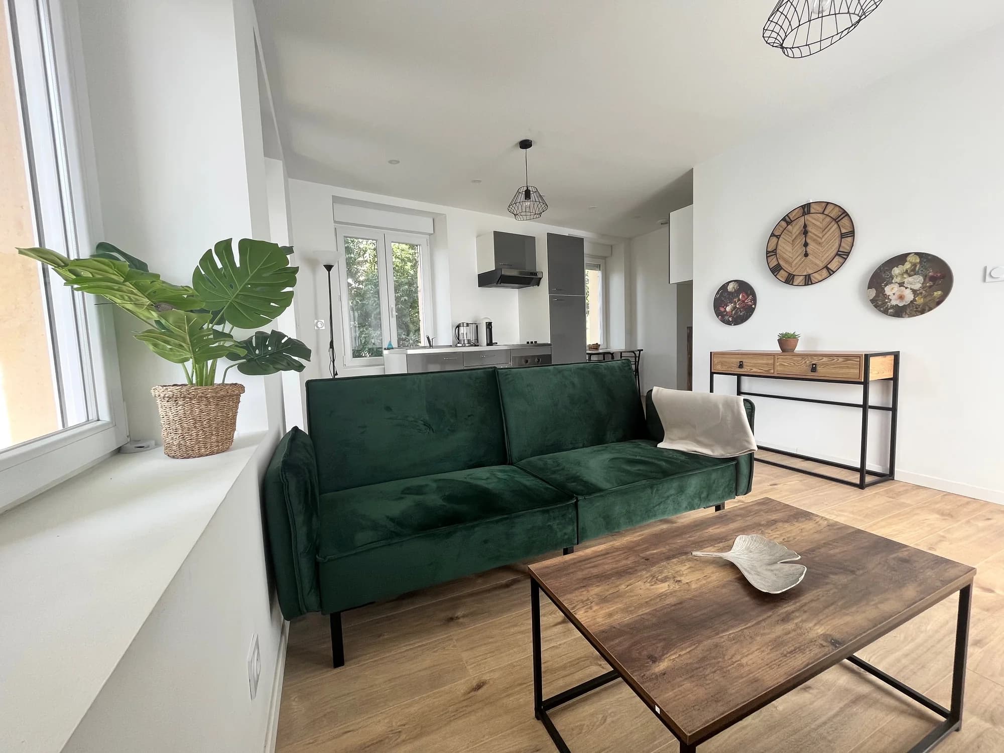 Séjour meublé du T2 Aymen de 41 m² à Seloncourt avec cuisine ouverte